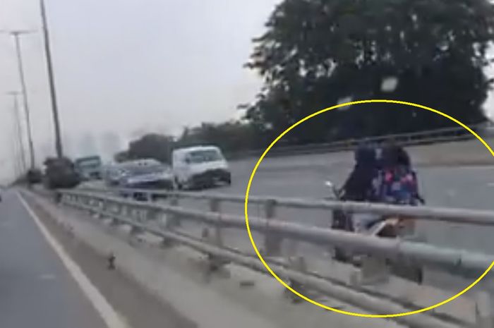 Cewek nekat berboncengan naik motor melawan arah