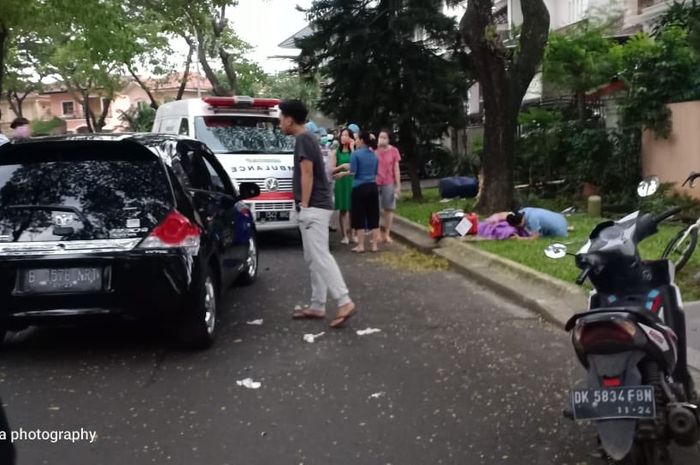 Situasi dilokasi kejadian tabrakan maun antara Honda Brio dan pejalan kaki