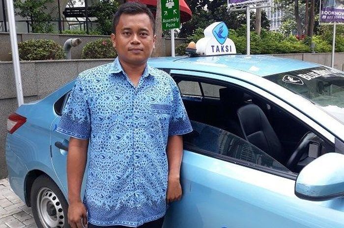 Rifaat, pengemudi taksi di Jakarta asal Majene, Sulawesi Barat yang berharap ada penumpang datang