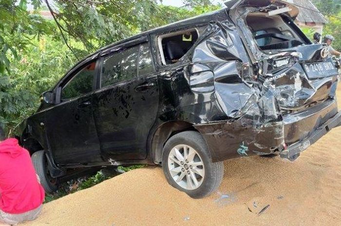 Toyota Innova tersambar gandengan truk yang lepas dan hampir masuk jurang