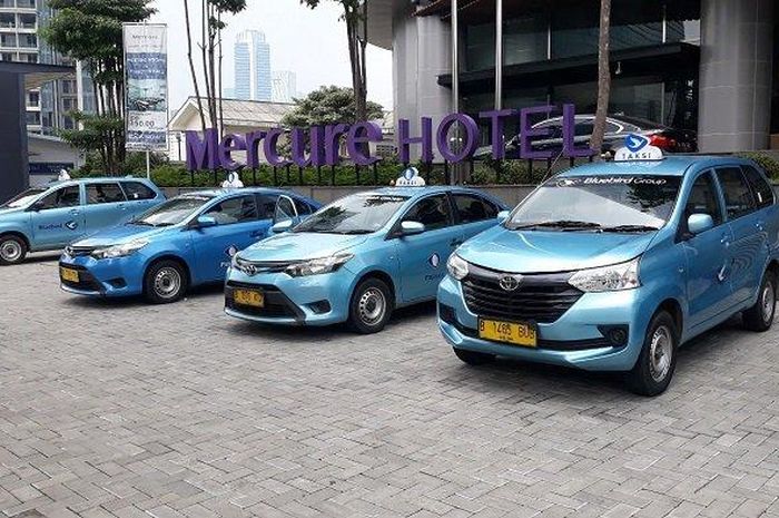 Taksi pelat kuning berjejer di sekitar Mampang Prapatan, Jakarta Selatan dan para pengemudi menanti ada penumpang yang menggunakan jasanya