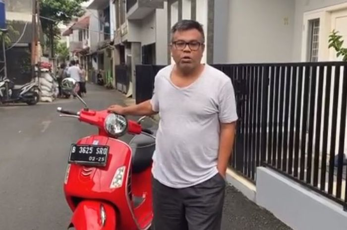 Komedian Abdel Achrian lelang Vespa GTS 150 kesayangan buat aksi mulia