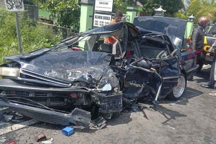 Honda Grand Civic hancur bertabrakan dengan Daihatsu Gran Max di jalan Solo-Semarang, Jawa Tengah