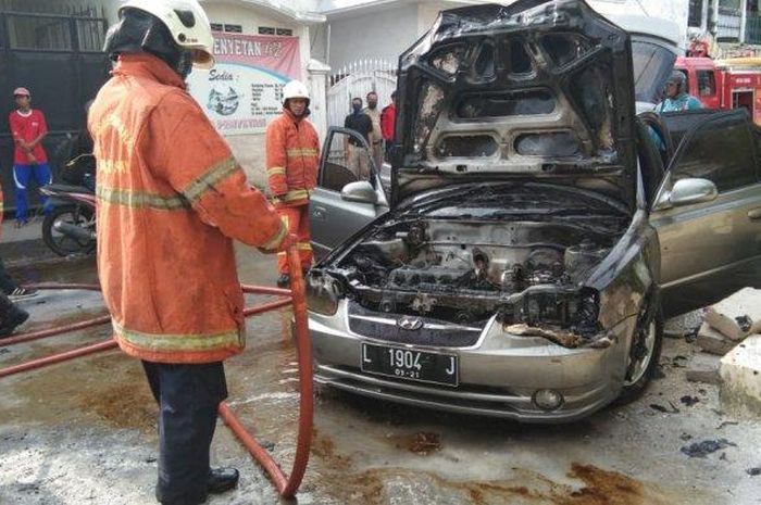 Hyundai Avega ludes terbakar di Jambangan, Surabaya, Jawa Timur