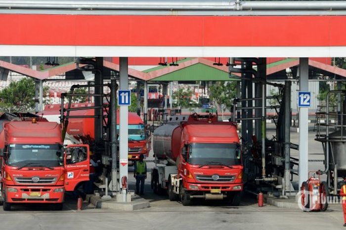 Aktivitas pengisian truk-truk tangki untuk distribusi bahan bakar minyak (BBM) di Depo BBM Pertamina di Plumpang, Jakarta 