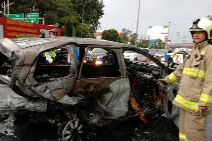 Toyota Avanza ludes terbakar usai diterjang Mercedes-Benz GLA di tol Dalam Kota, Grogol, Jakarta Barat
