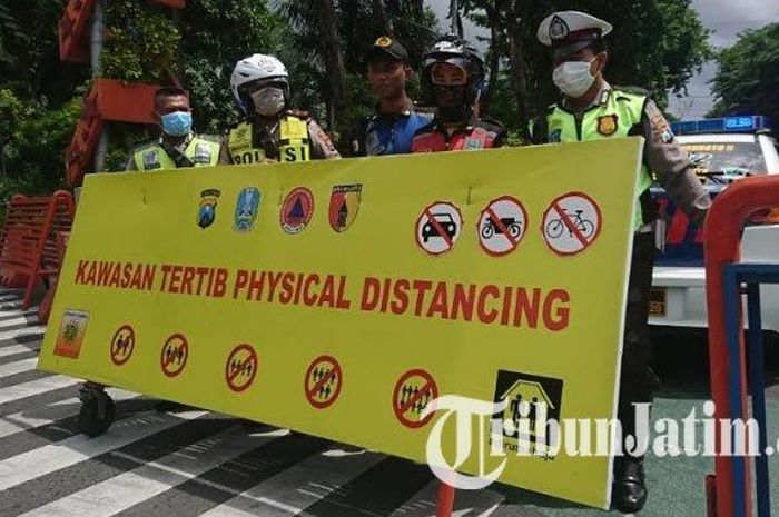 Jalan Darmo dan Jalan Tunjungan kembali ditutup maksimalkan physical distancing, Rabu (1/3/2020). 