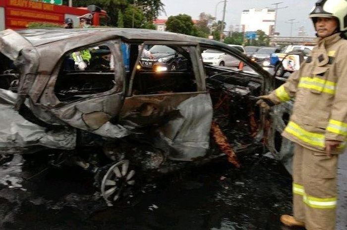 Toyota Avanza hangus terbakar usai alami kecelakaan di Tol Dalam Kota, Grogol, Jakarta Barat, Selasa (31/3/2020) 