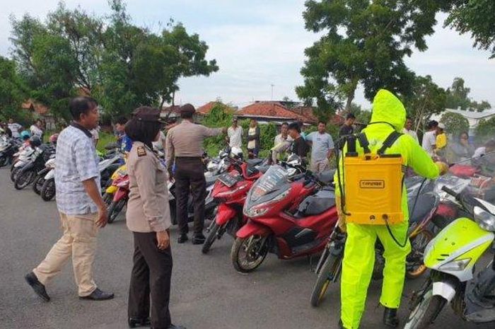 Puluhan sepeda motor yang hendak dipakai balapan liar saat diamankan petugas Satlantas Polres Pamekasan, Selasa (31/3/2020)  