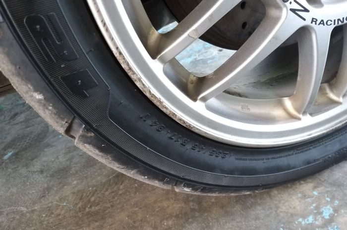 Dampak yang Terjadi Pada Ban Mobil Jika Diparkir Terlalu Lama