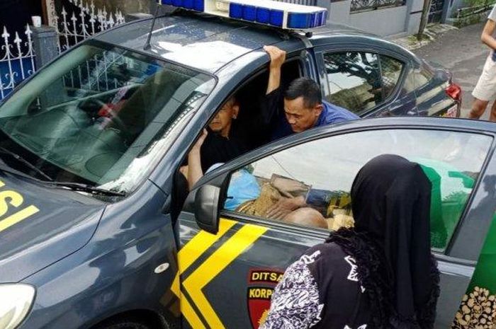 Ika (31) melahirkan di mobil patroli Polsek Ciawi, dibantu Aiptu Endang Rahman (tak terlihat) dan warga sekitar, Selasa (31/3/2020). 