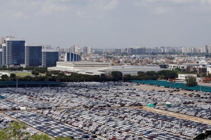 Mobil yang diparkir di pabrik Maruti Suzuki di Manesar, India pada 11 Agustus 2019