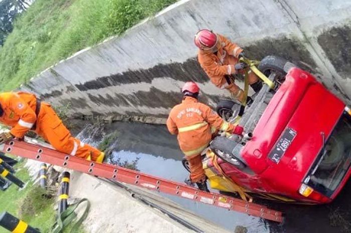 Hyundai Atoz terbalik di dalam selokan Jl Telaga Utama, kawasan Citraland Surabaya, Jawa Timur