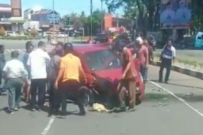Suzuki Splash terbalik hingga remuk setelah alami pecah ban di Jalan Khatib Sulaiman, Padang, Sumatera Barat