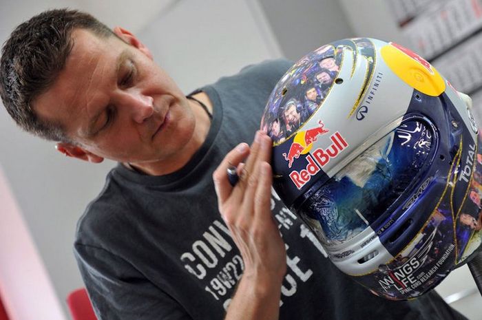 Jens Munser menjadi sosok yang berada  di balik desain helm yang digunakan Sebastian Vettel dan beberapa pembalap lain