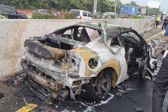 Seperti ini kondisi Nissan GT-R yang tumpangi Wakil Jaksa Agung Arminsyah setelah terbalik lalu terbakar