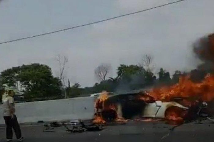 Nissan GT-R terbakar setelah menabrak pembatas jalan di Tol Jagorawi