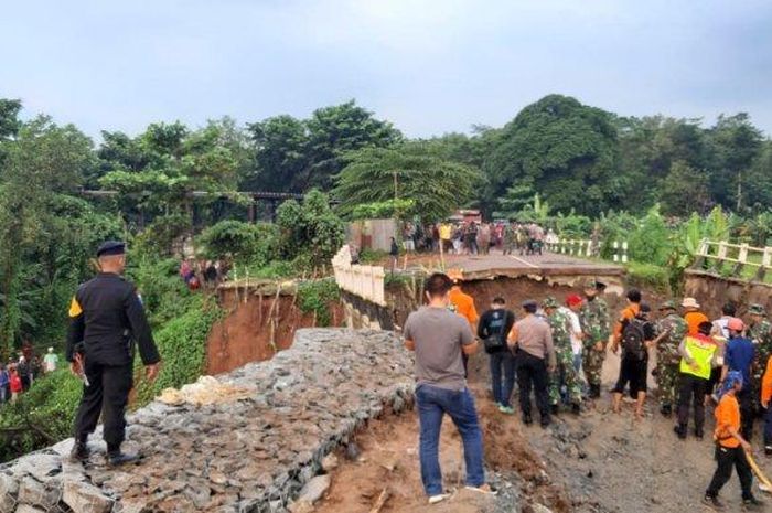 Jembatan di wilayah Desa Cijunti, Kecamatan Campaka, Kabupaten Purwakarta ambruk, Jumat (3/4/2020). 