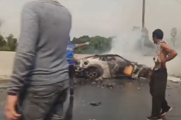 Nissan GT-R hangus setelah terlibat kecelakaan di Tol Cibubur