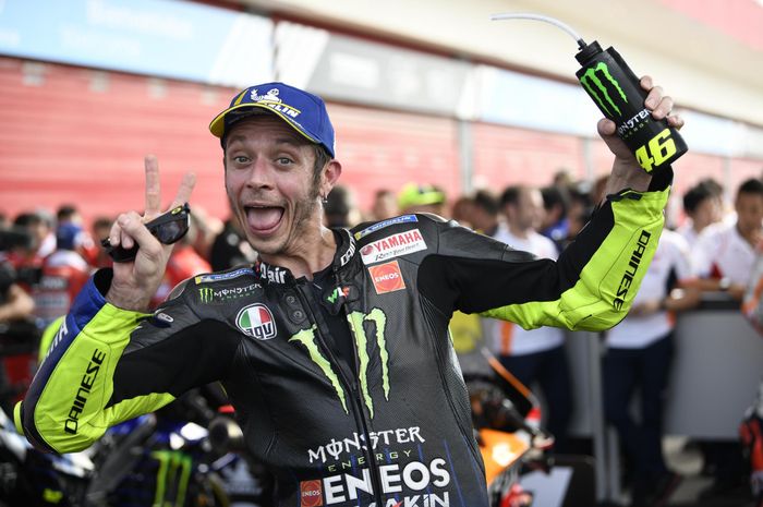 Valentino Rossi didukung sahabatnya, Loris Capirossi untuk tetap balap di MotoGP