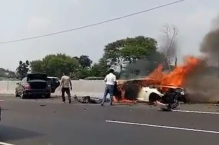 Kondisi mobil Nissan GT-R yang dikemudikan Alm. Dr. Arminsyah setelah mengalami kecelakaan tunggal  (kanan)