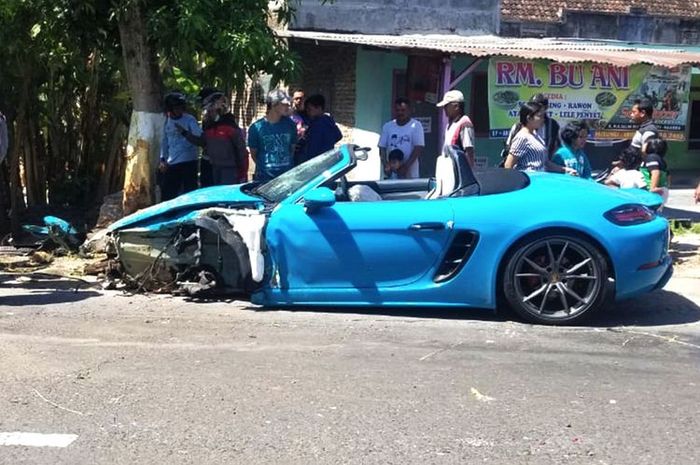 Porsche Cayman menabrak pohon di Madiun beberapa waktu lalu.