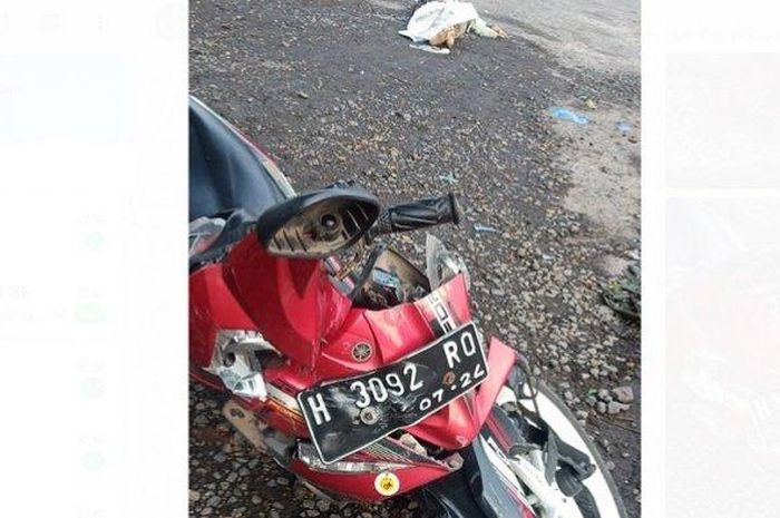 Yamaha Vega Force dihantam truk karena lawan arus dan oleng ke tengah jalan Siliwangi, Tambak Aji, Ngaliyan, Semarang, Jawa Tengah