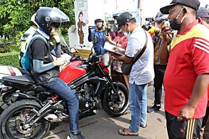 Ganjar Pranowo menggunakan Kawasaki ER-6N dicegat tim relawan tanggap Corona di Kendal