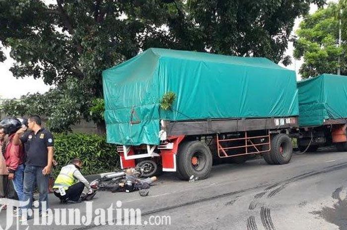 Pengendara sepeda motor tergeletak tak bernyawa setelah menabrak truk di jalan Lingkar Timur Sidoarjo 