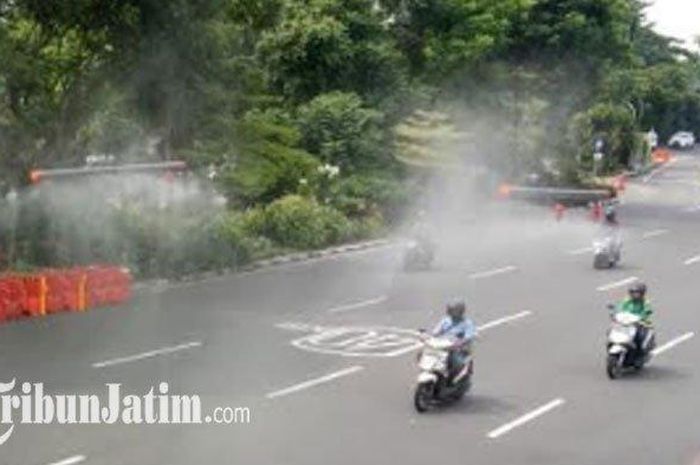 Fasilitas penyemprotan disinfektan otomatis di Jalan A Yani Surabaya. 