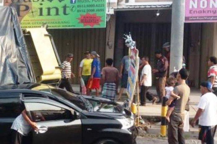 Toyota Avanza ditimpa truk terguling di pasar Mangkang, Tugu, kota Semarang, Jawa Tengah