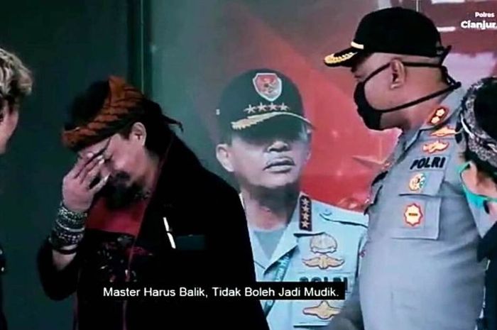 Cuplikan video kampanye tunda mudik di tengah pandemi corona yang diperankan Kapolres Cianjur AKBP Juang Andi Priyanto dan master sulap Indonesia Limbad