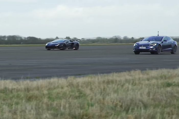 Adu balap drag antara Lamborghini Aventador melawan Tesla Model S Performance