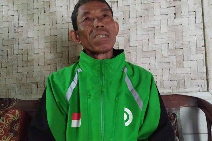  Mulyono (59) ojek online yang mengalami penipuan saat ditemui di rumahnya di RT 6 RW 1 Desa Srowot, Kecamatan Kalibagor, Banyumas, pada Senin (6/4/2020). 