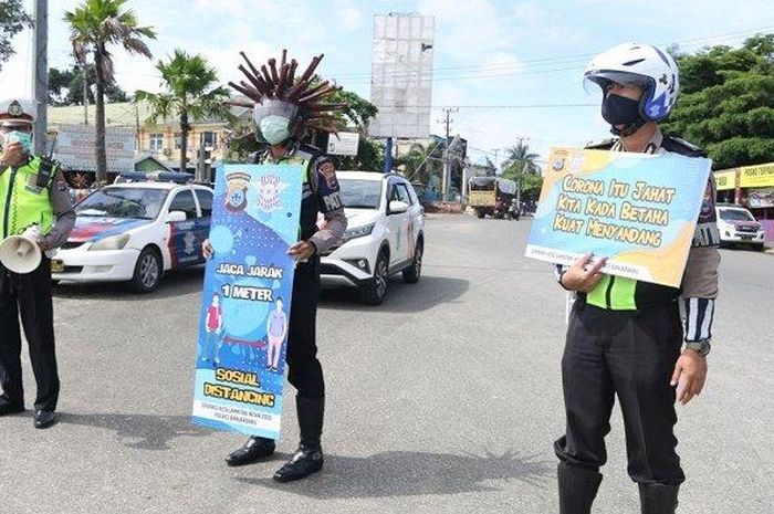Satlantas Polres Banjarbaru tarik perhatian pengguna jalan dengan helm virus Corona