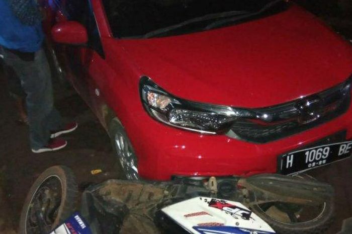 Honda Brio yang dikendarai Chorul Anam menabrak pengendara Yamaha X-Ride pada Senin (6/4/2020)