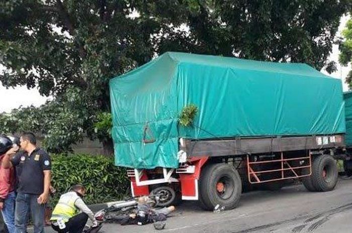 Kecelakaan maut Satria F150 vs truk gandeng di Jalur Lingkar Sidoarjo, Senin (6/4/2020), pemotor meninggal dunia