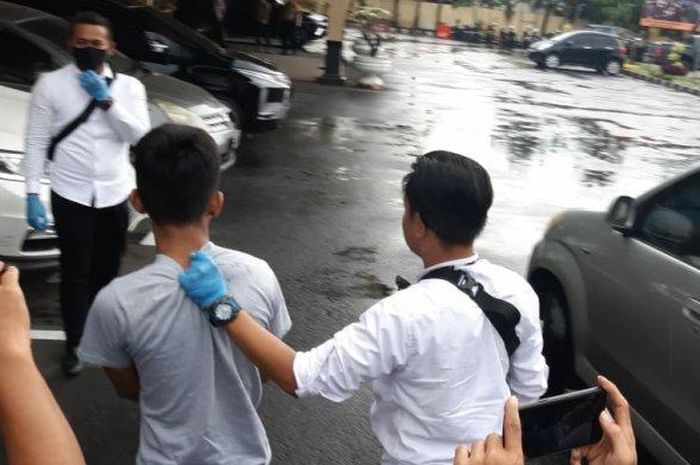 Polisi menangkap siswa SMA di Tasikmalaya yang mencuri mobil milik mantan Kapolda Jabar, Anton Charliyan. 