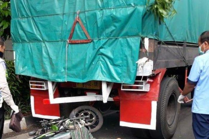 Suzuki Satria FU 150 hancur tabrak bak truk gandeng hingga pengendara tewas di jalan lingkar timur Sidoarjo, Jawa Timur