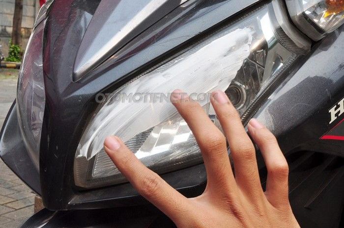 Oles dan ratakan pasta gigi di permukaan mika lampu