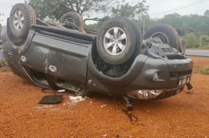 Toyota Fortuner terbalik usai tergelincir dan sempat terguling dua kali di jalan lintas barat, Tembeling, Teluk Bintan, kabupaten Bintan, Kepulauan Riau