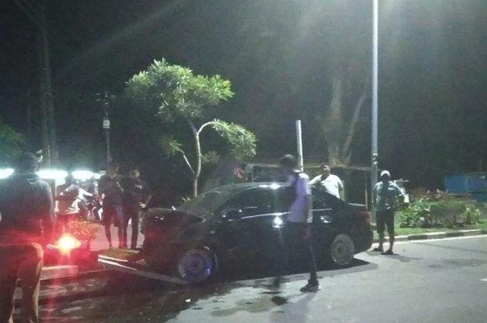 Toyota Limo hancur tabrak pohon setelah terpelanting karena pecah ban di  Jalan Yusuf Sigedekane, Kelurahan Sungai Putri, Kecamatan Telanaipura, Kota Jambi