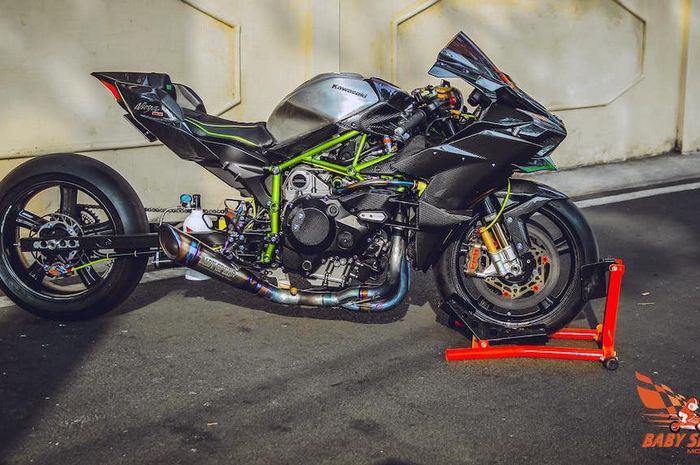 Modifikasi Kawasaki H2 bergaya ala motor drag race