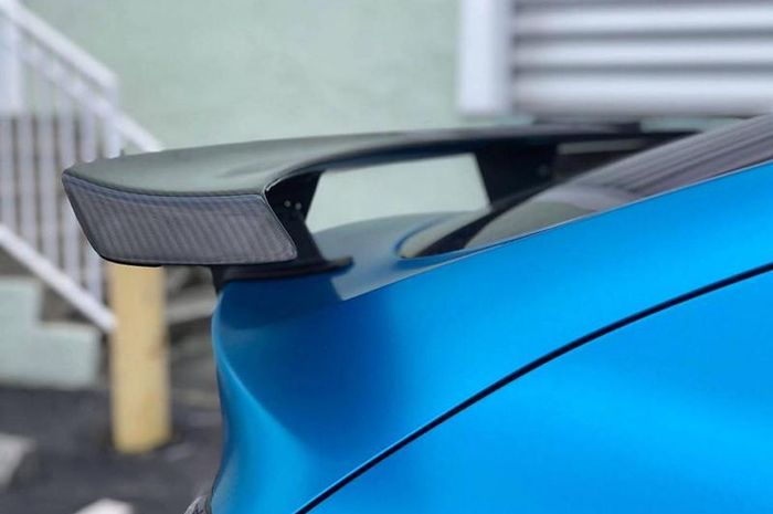 Spoiler Ascension R berbahan serat karbon pada Tesal Model Y