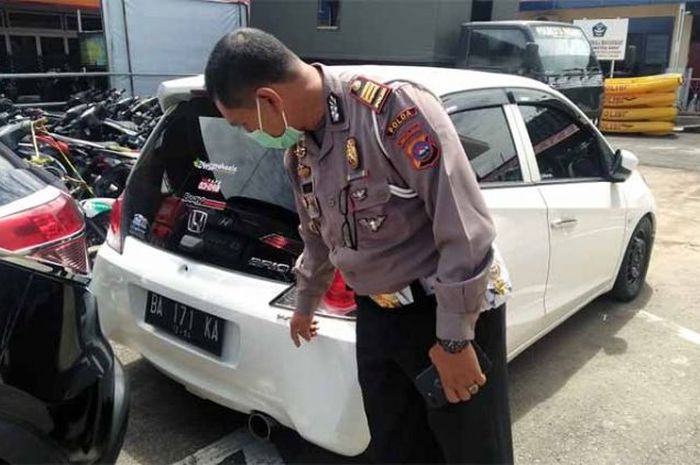 Honda Brio Anggota DPRD yang dikendarai secara ugal-ugalan dan hampir menabrak anggota TNI