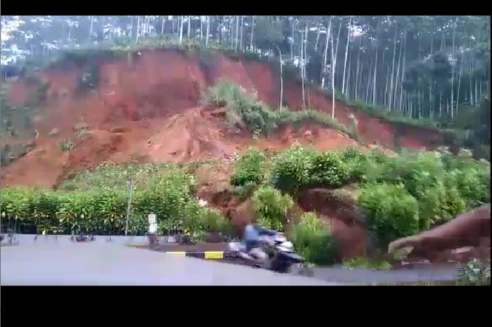 Detik-detik pengendara motor nyaris tertimbun longsor di Desa Sukanagara, Cianjur Selatan, Kamis (9/4/2020)