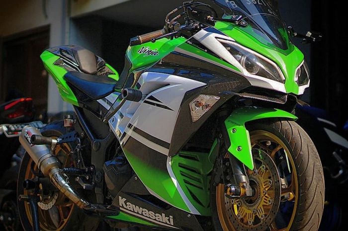 Ilustrasi motor sport fairing dengan frame dan exhaust slider