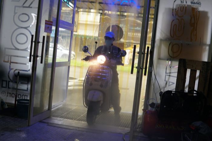 Bilik antiseptik di Scooter VIP, digunakan untuk disinfektan kendaraan pelanggan 