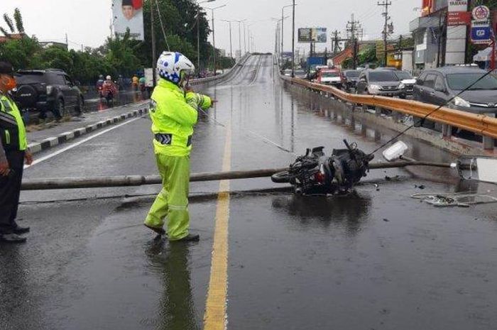 Honda Revo tertimpa tiang lampu penerangan jalan umum di jembatan layang Waru, Sidoarjo, Jatim