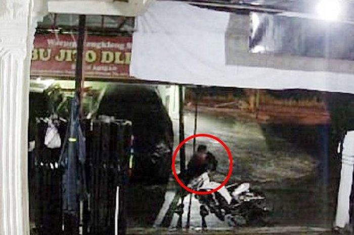 Seorang pencuri motor di Kota Solo tertangkap kamera CCTV pada Rabu (8/4/2020) malam.